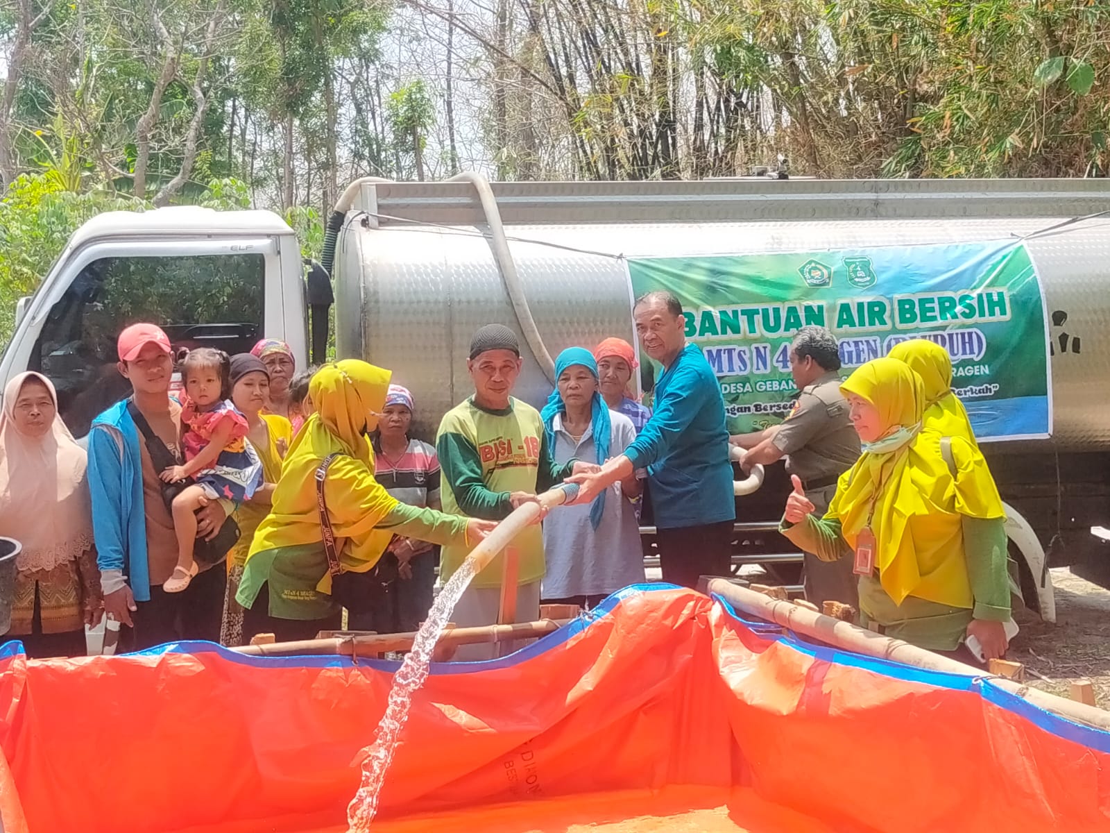 Peduli Kekeringan, MTsN 4 Sragen Salurkan 32 Ribu Liter Air Bersih dan 60 Paket Sembako
