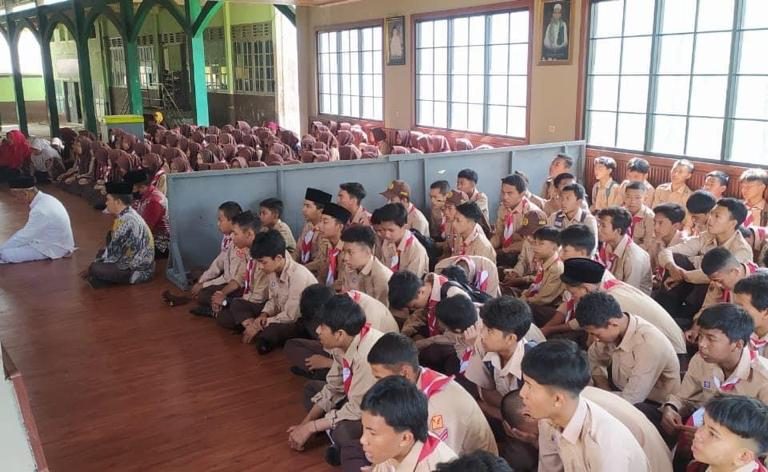 Momen Peringatan Hari Santri Nasional, MTsN 2 Wonosobo Ajak Seluruh Peserta Didik Ziarah ke Makam Pendiri Madrasah