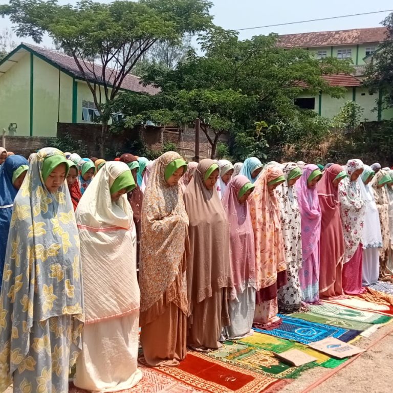 Kekeringan Berkepanjangan, MTsN 3 Sragen Laksanakan Sholat Istisqo dan Droping Air Bersih