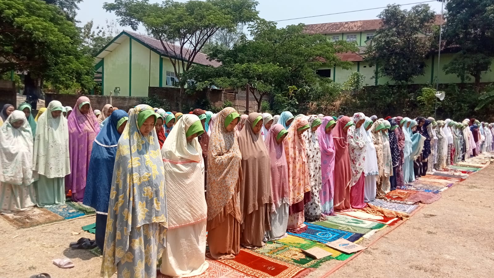Kekeringan Berkepanjangan, MTsN 3 Sragen Laksanakan Sholat Istisqo dan Droping Air Bersih