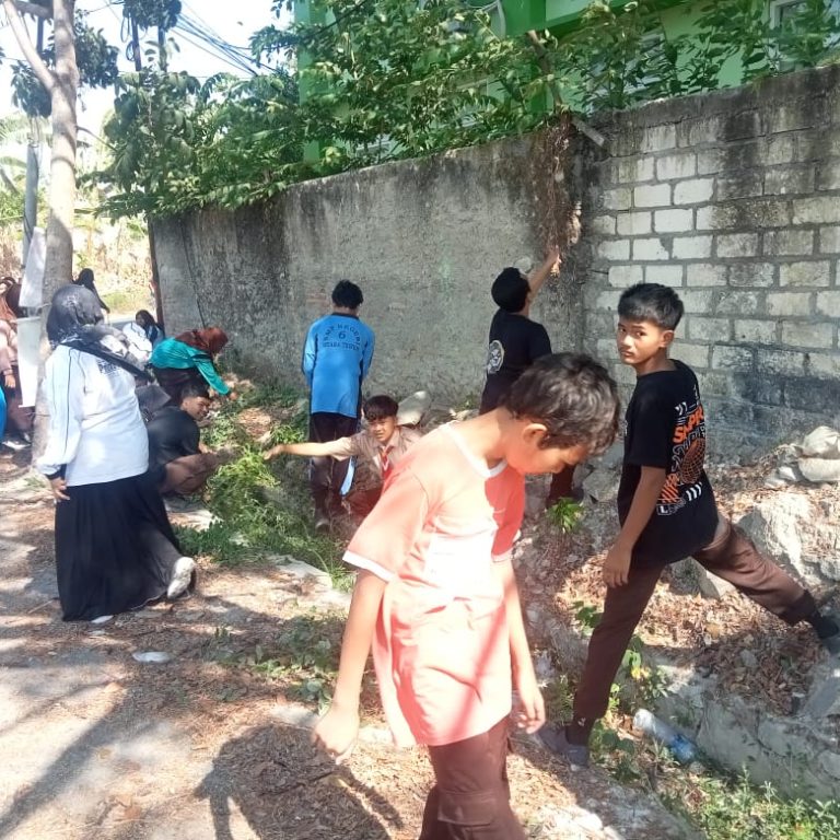 Sambut Hari Santri, MAN 1 Rembang Gelar Jumat Bersih