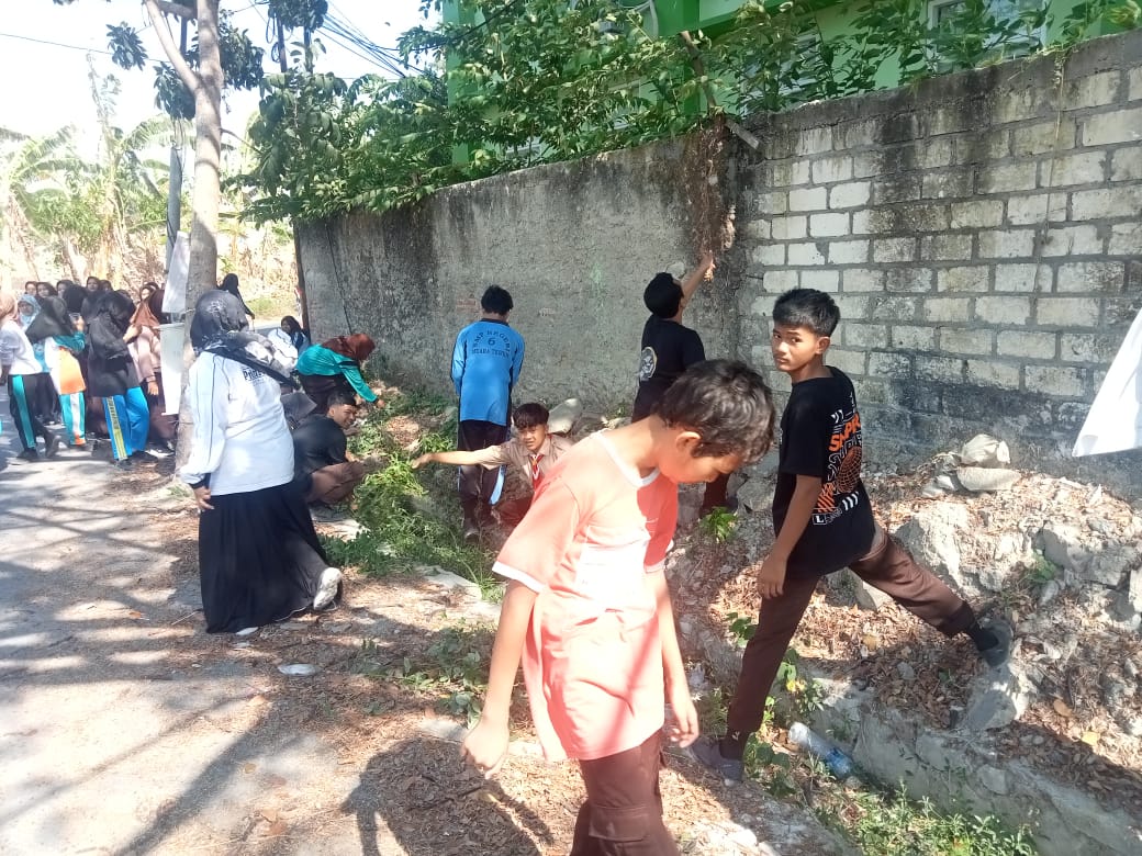 Sambut Hari Santri, MAN 1 Rembang Gelar Jumat Bersih