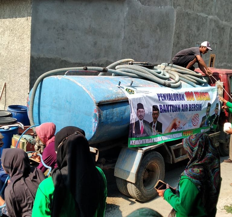 Peduli Kekeringan, Kemenag Rembang Ulurkan Bantuan 100 Tangki Air Bersih
