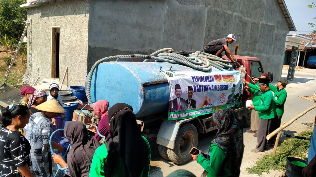 Peduli Kekeringan, Kemenag Rembang Ulurkan Bantuan 100 Tangki Air Bersih