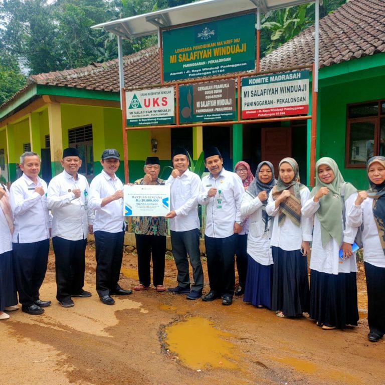 Tinjau Dampak Longsor, Kakanwil Kemenag Jateng Serahkan Bantuan untuk MIS Winduaji Paninggaran