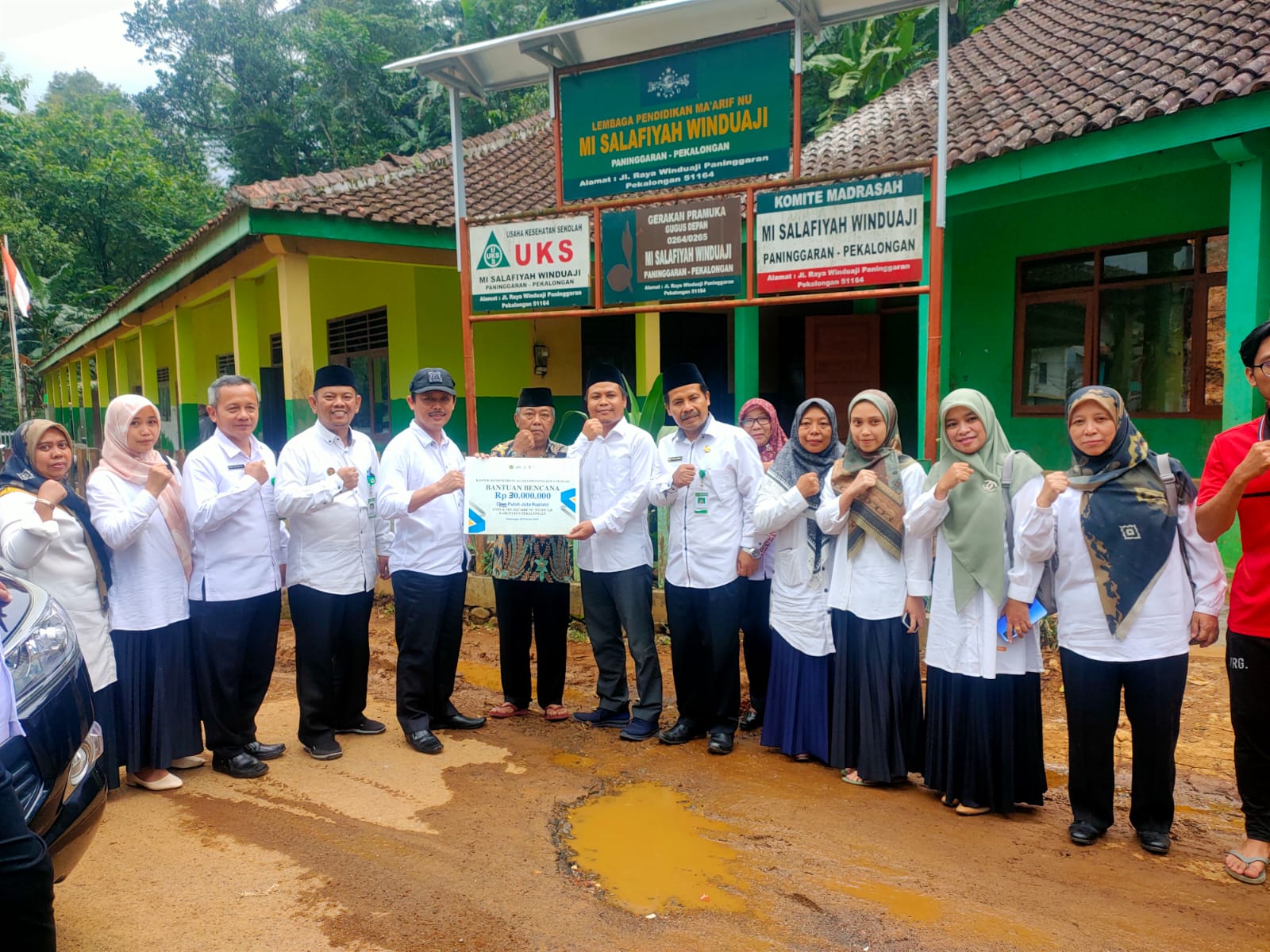 Tinjau Dampak Longsor, Kakanwil Kemenag Jateng Serahkan Bantuan untuk MIS Winduaji Paninggaran