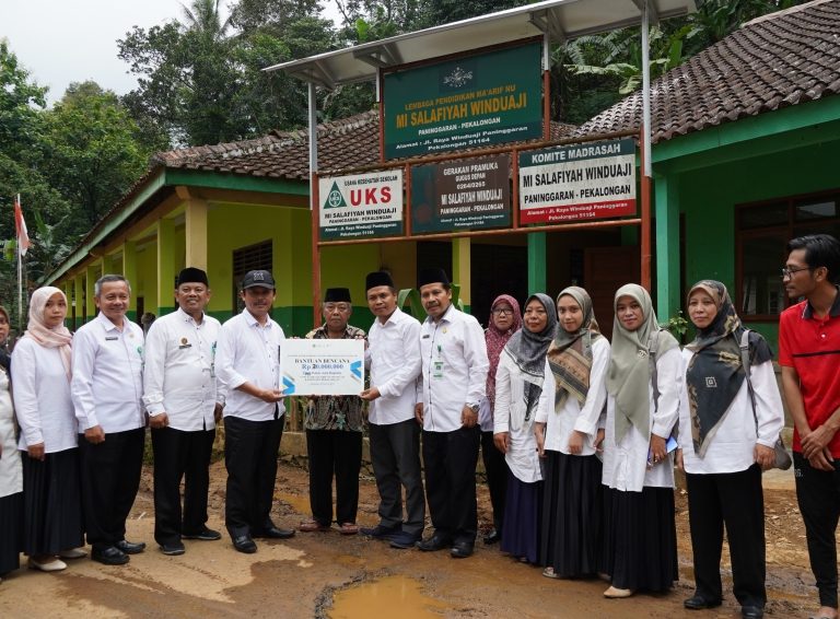 Tertimpa Longsor, Kakanwil Serahkan Bantuan ke MI Salafiyah Winduaji
