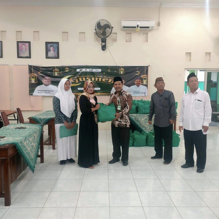 Sukseskan Festival Ramadhan, Kepala Kemenag Imam Tobroni Serahkan Bantuan Paket Ramadhan Secara Simbolis