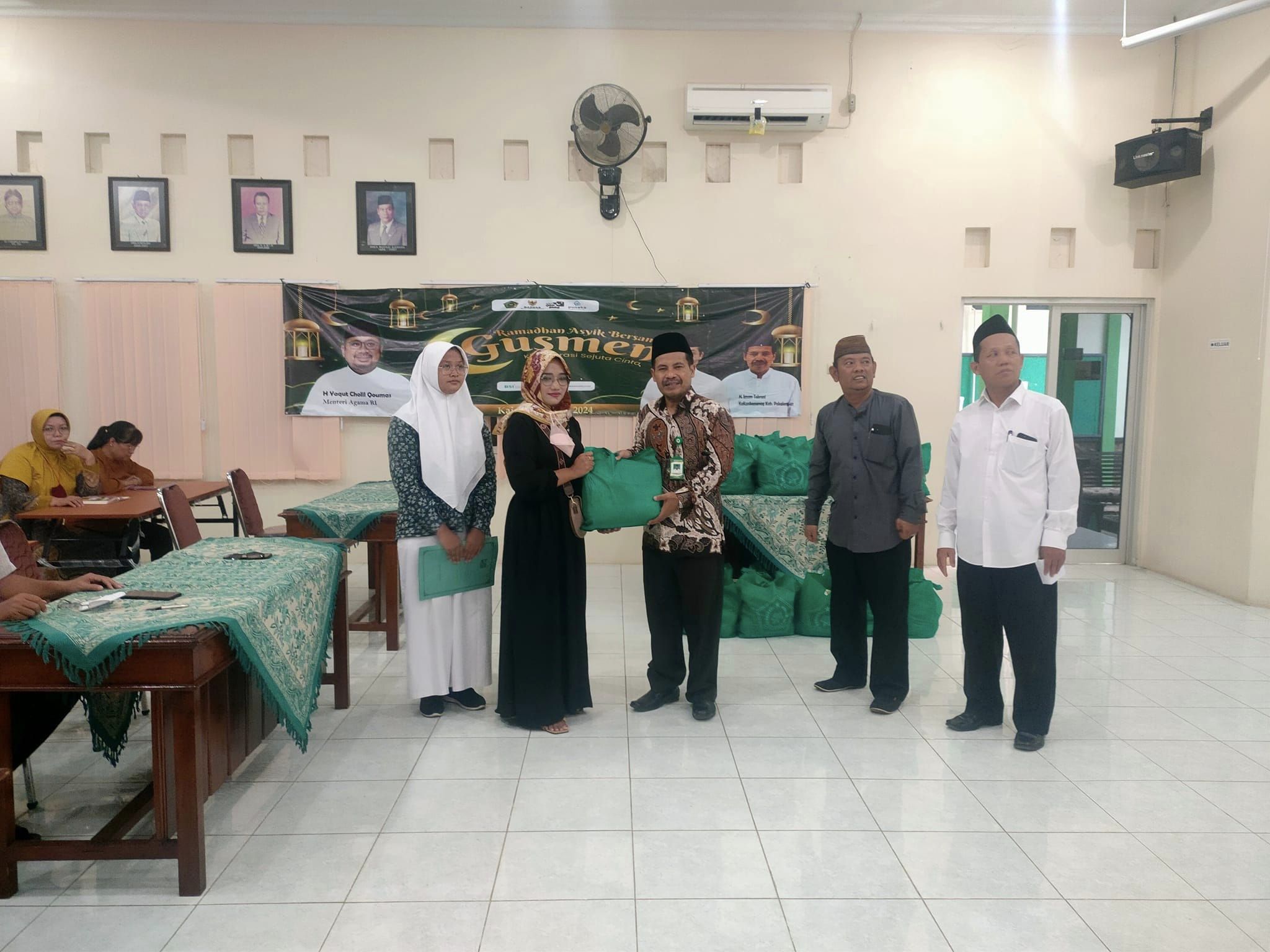Sukseskan Festival Ramadhan, Kepala Kemenag Imam Tobroni Serahkan Bantuan Paket Ramadhan Secara Simbolis