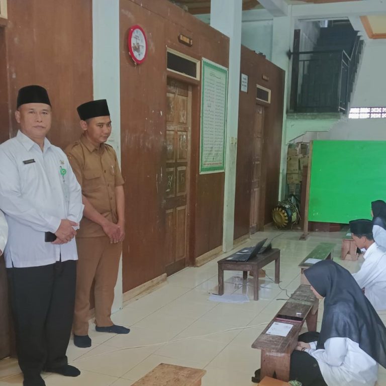 Kemenag Kendal Dampingi Bidang PD-Pontren Kanwil Tinjau Pelaksanaan Ujian Kesetaraan Tingkat Ulya di PKPPS Al Miftah Donosari