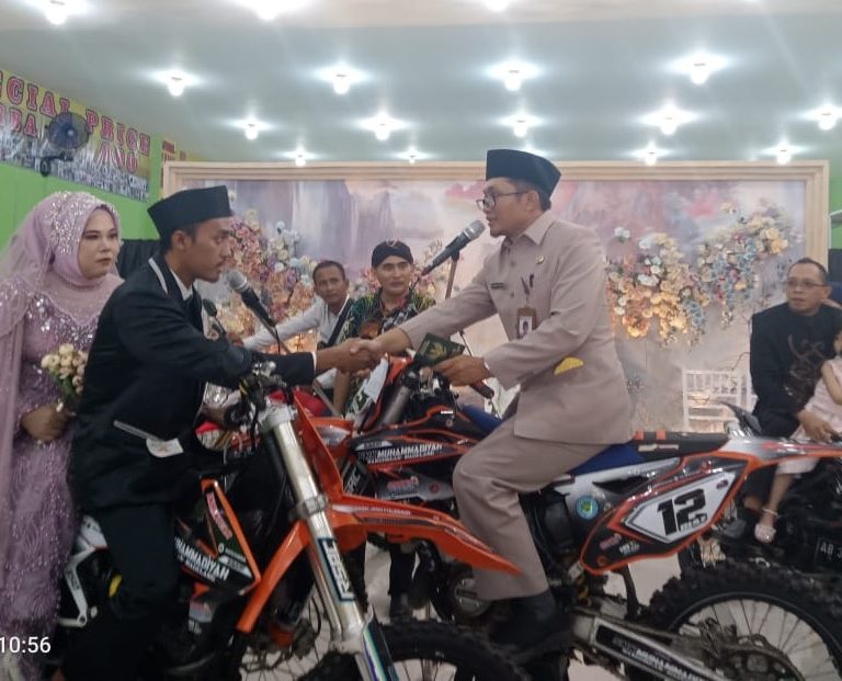 Nikah Unik di Atas Motor Tril