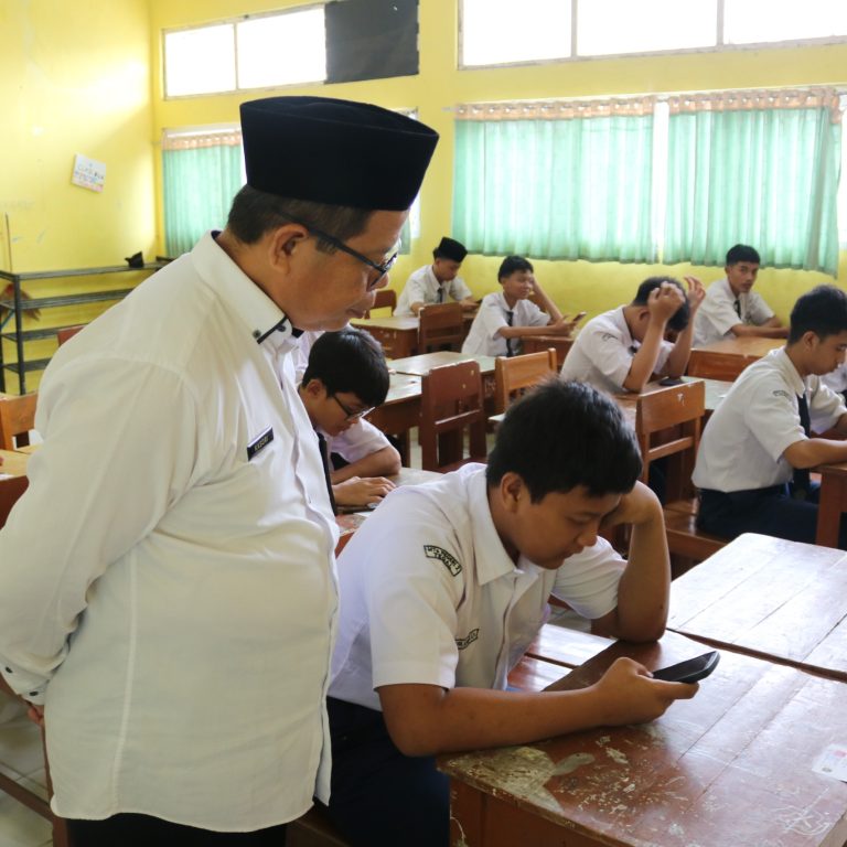 Kunjungi MTs Negeri 2 Tegal, Kasubbag TU Kemenag Kab. Tegal Apresiasi Pelaksanaan AM Berbasis CBT