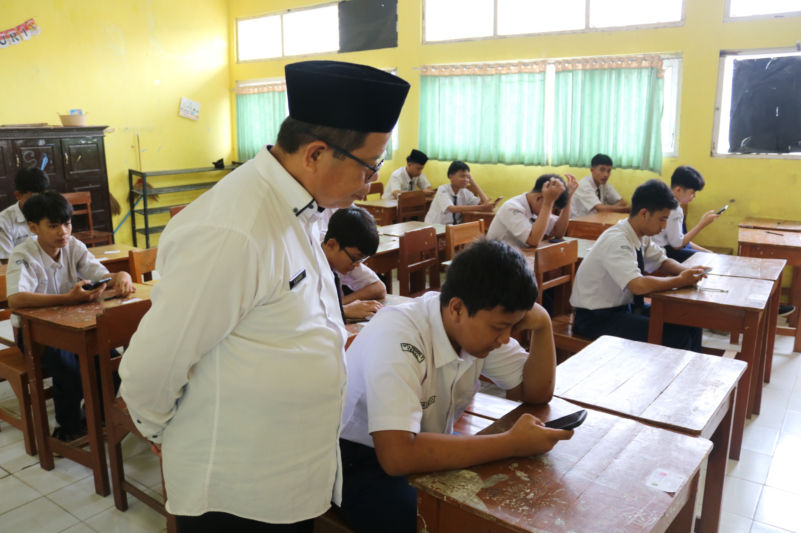 Kunjungi MTs Negeri 2 Tegal, Kasubbag TU Kemenag Kab. Tegal Apresiasi Pelaksanaan AM Berbasis CBT