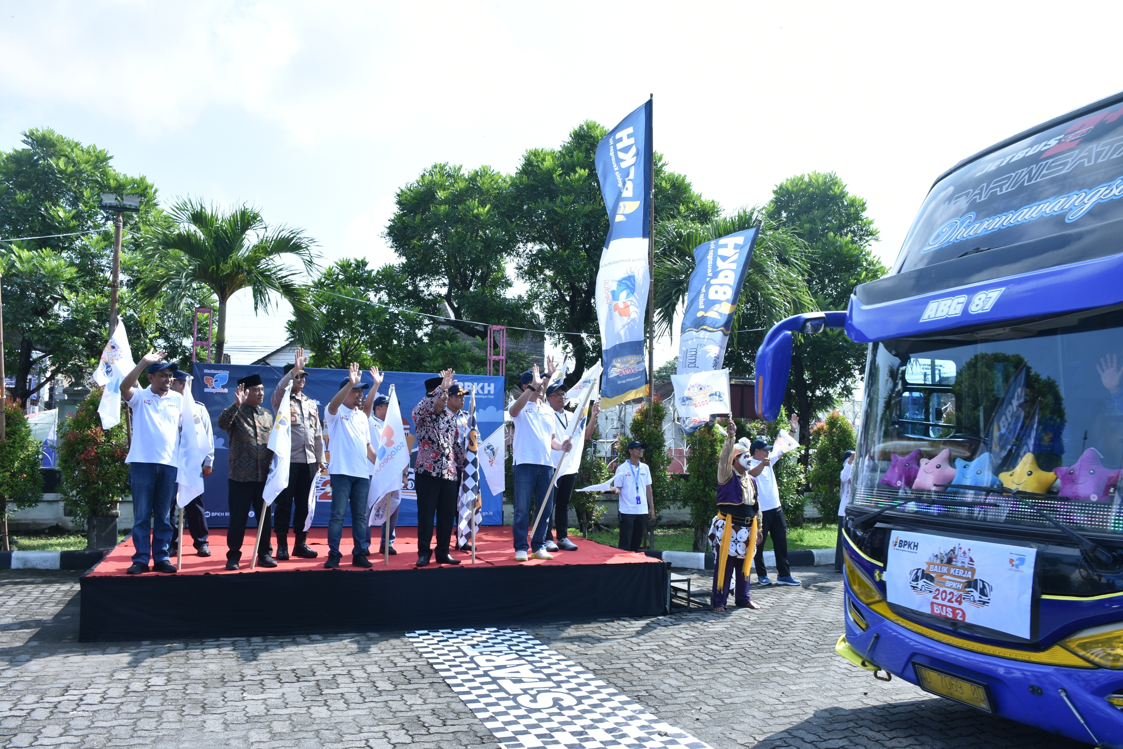 Kakanwil Lepas Peserta Program Balik Kerja Bareng BPKH