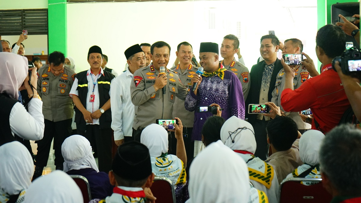 Kapolda Jateng Irjen Ahmad Luthfi Sapa Kedatangan Jemaah Haji Kloter 59 SOC