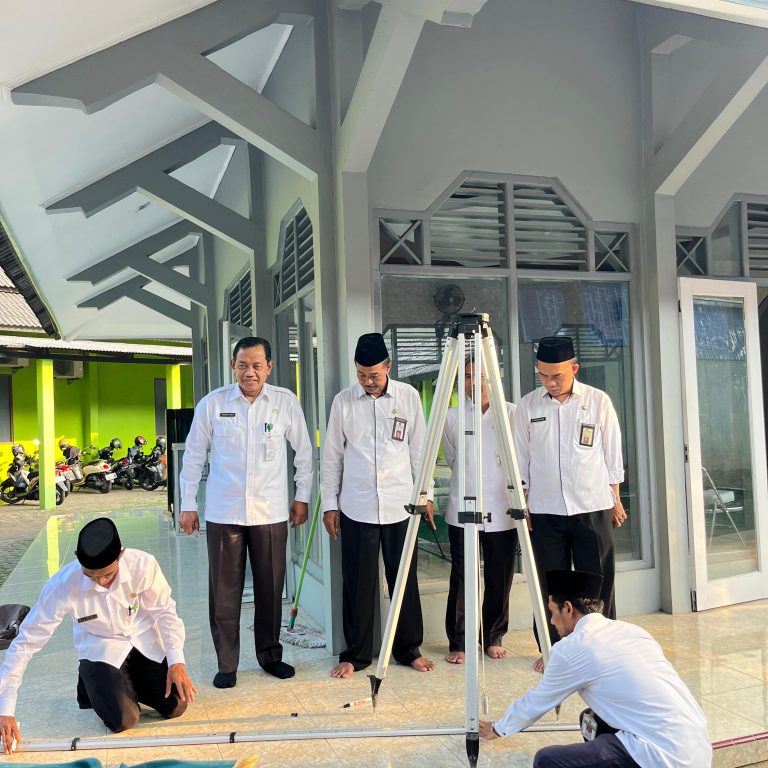 Kakankemenag Kota Semarang Lakukan Cek Ulang Arah Kiblat di Musala Kantor