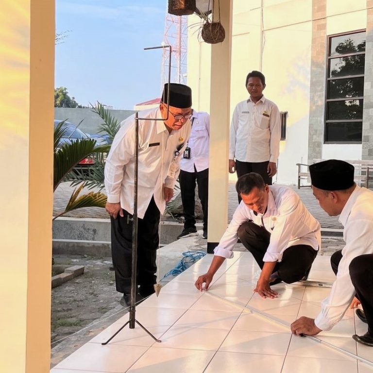 Di Hari Sejuta Kiblat, Kankemenag Kendal Kembali Ukur Arah Kiblat Musholla Al-Ikhlas