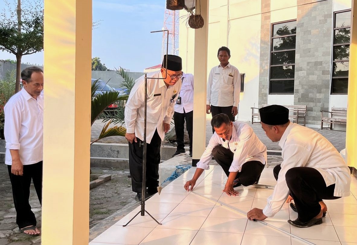 Di Hari Sejuta Kiblat, Kankemenag Kendal Kembali Ukur Arah Kiblat Musholla Al-Ikhlas
