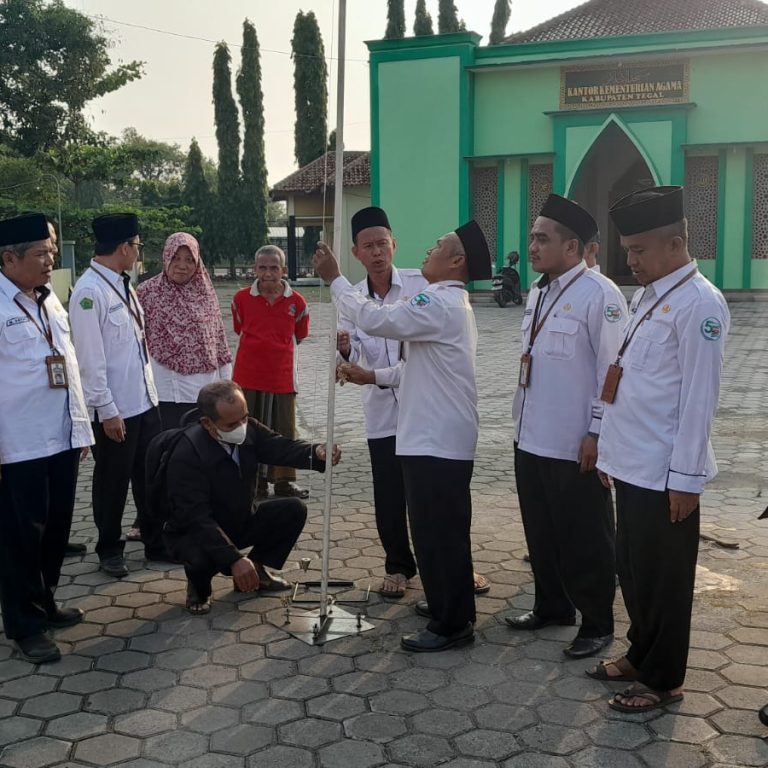 Kakankemenag Kab. Tegal Pantau Pengukuran Arah Kiblat di Masjid Al Ikhlas pada Hari Sejuta Kiblat