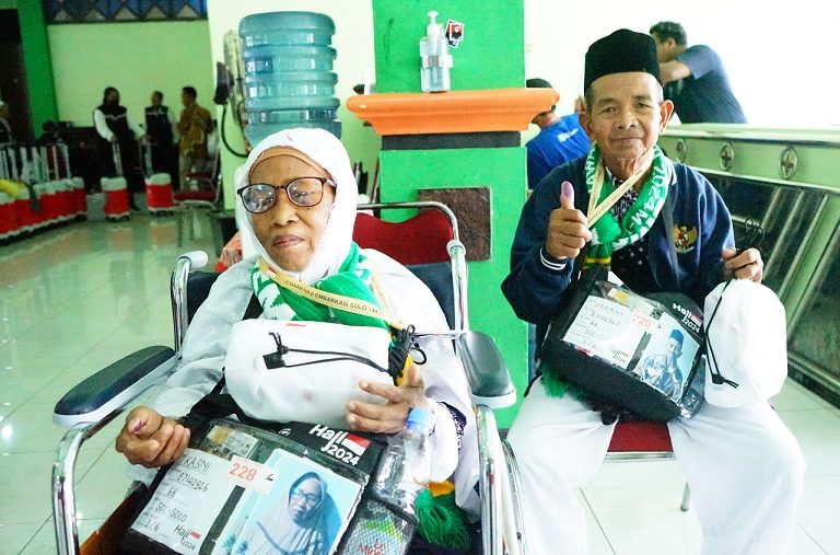 Cerita Jemaah Haji Embarkasi Solo, Kesetiaan Pasiran Dampingi Istri yang Tuna Netra