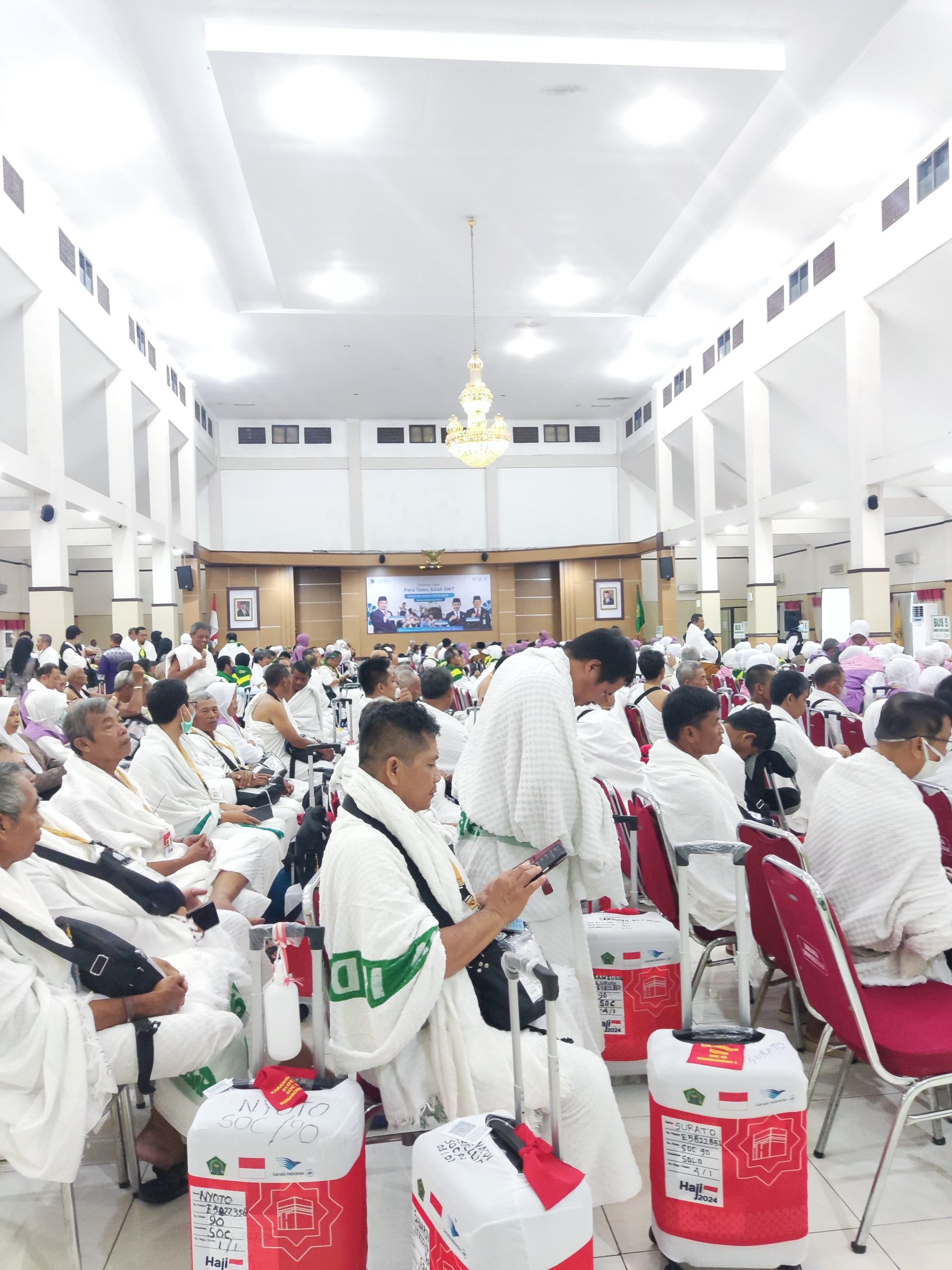 Kankemenag Karanganyar  Didampingi Pj. Bupati Lepas Keberangkatan Jamaah Calon Haji Karanganyar Kloter 88, 89, 90