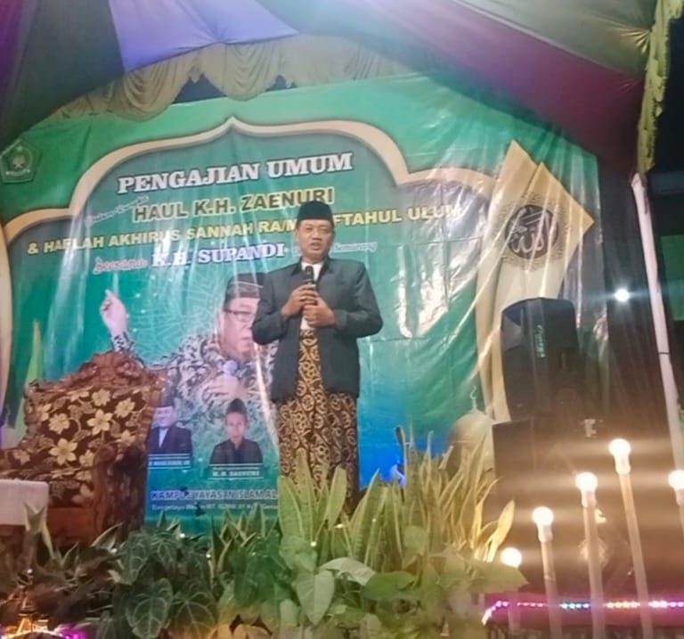 Kakankemenag Kota Semarang Hadiri Pengajian Umum Haul KH. Zaenuri dan Haflah Akhirussanah RA-MI Miftaul Ulum