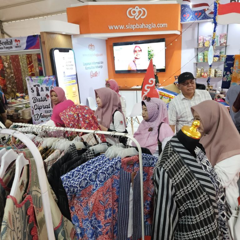 DWP Kemenag Kota Semarang Kunjungi Stan UMKM se-Indonesia