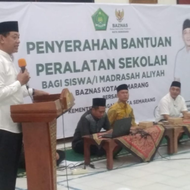 Madrasah Aliyah Kota Semarang Terima Bantuan Peralatan Sekolah