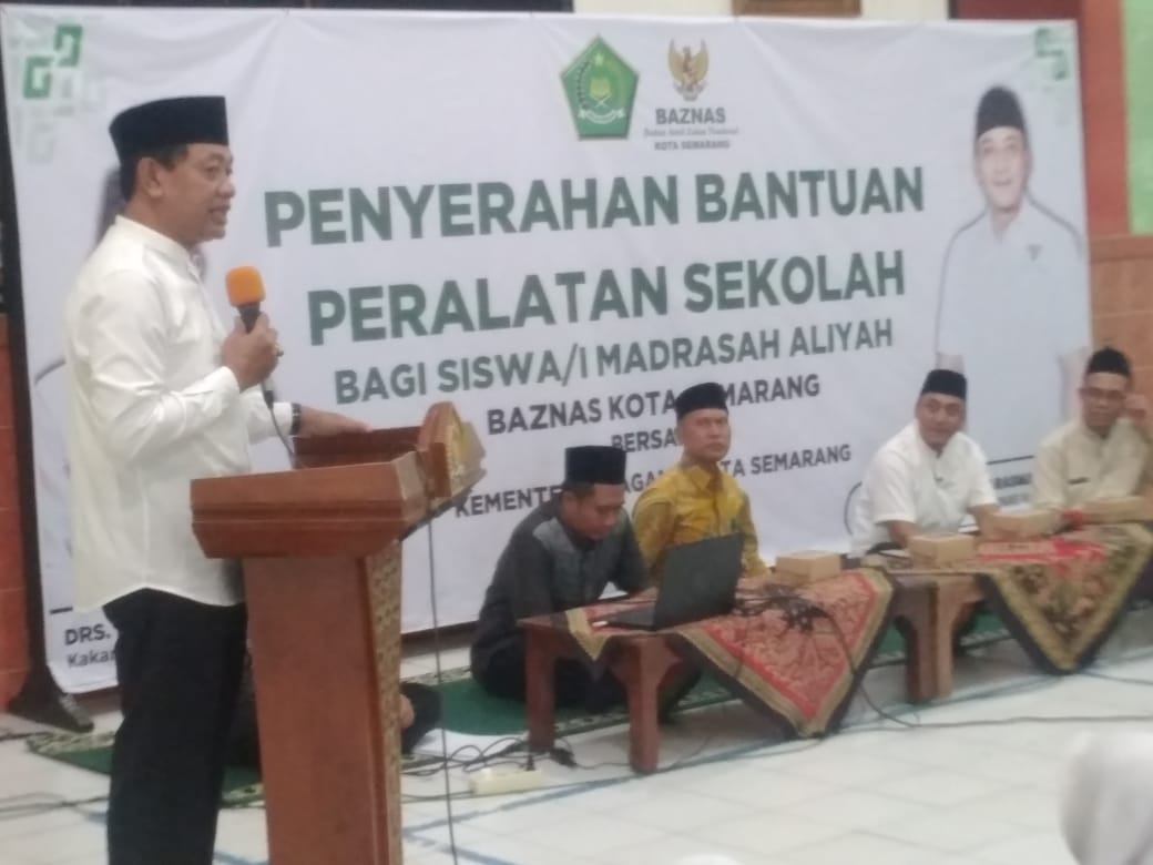 Madrasah Aliyah Kota Semarang Terima Bantuan Peralatan Sekolah