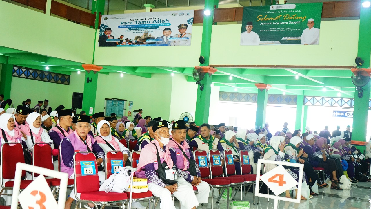 Tiba di Embarkasi, Jemaah Haji Karanganyar Kompak Kenakan Atribut Rompi Ungu