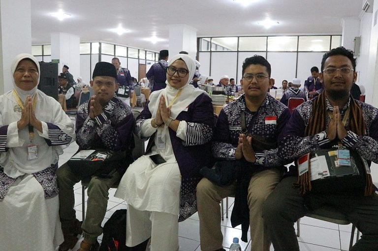 Hadiah Milad ke-62, Anis Berangkat Haji Bareng Empat Putranya