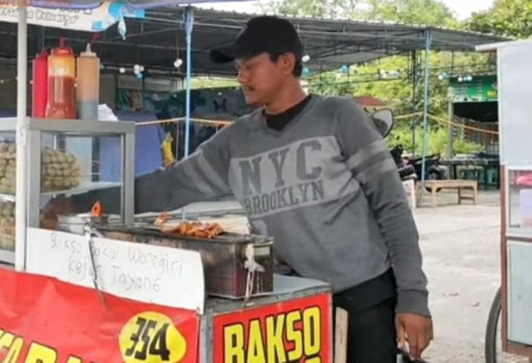 Bercita-cita Haji Sejak Kecil, Penjual Bakso Bakar Ini Akhirnya Berangkat Haji