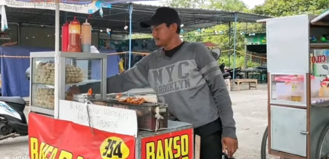 Bercita-cita Haji Sejak Kecil, Penjual Bakso Bakar Ini Akhirnya Berangkat Haji