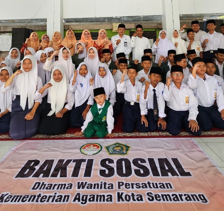 Pemberian Santunan kepada Siswa-Siswi Yatim Piatu Madrasah Taqwal Ilah