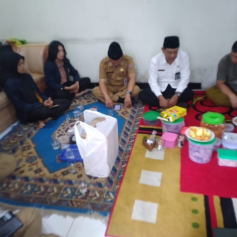 Kakankemenag bersama Kabag Kesra Kota Semarang Kunjungi Keluarga Jemaah Haji
