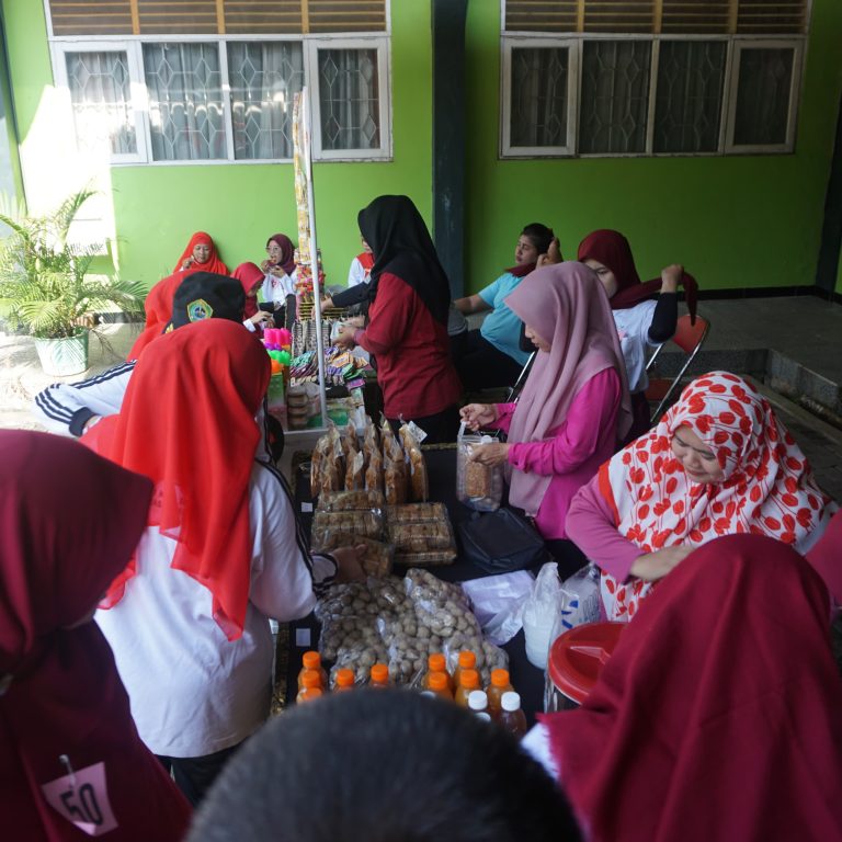 Lapak Bidang Ekonomi Diserbu Peserta Lomba Peringatan HUT Kemerdekaan RI