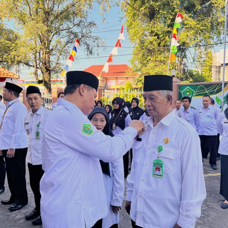 Serahkan Satyalancana Karya Satya kepada 11 Pegawai, Kakan Kemenag Berharap dapat Menjadi Teladan bagi Pegawai Lain