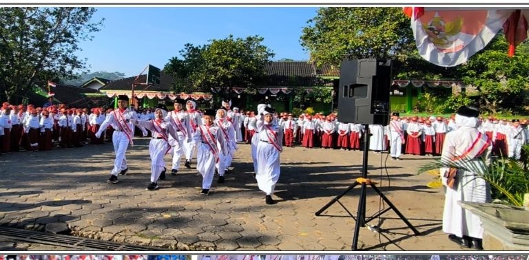 Tim Paskibraka dan Paduan Suara MIN Kota Semarang Tampil Memukau dalam Upacara Peringatan HUT RI