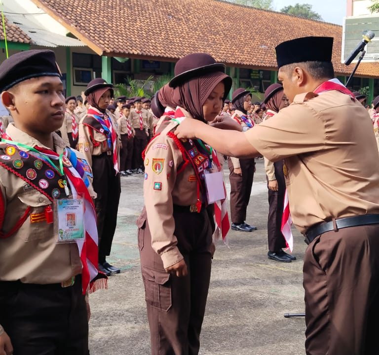 Kalungkan ID Peserta Jambore, Tandai Pelepasan Kontingen Pramuka MTS Kota Magelang ke Tingkat Provinsi
