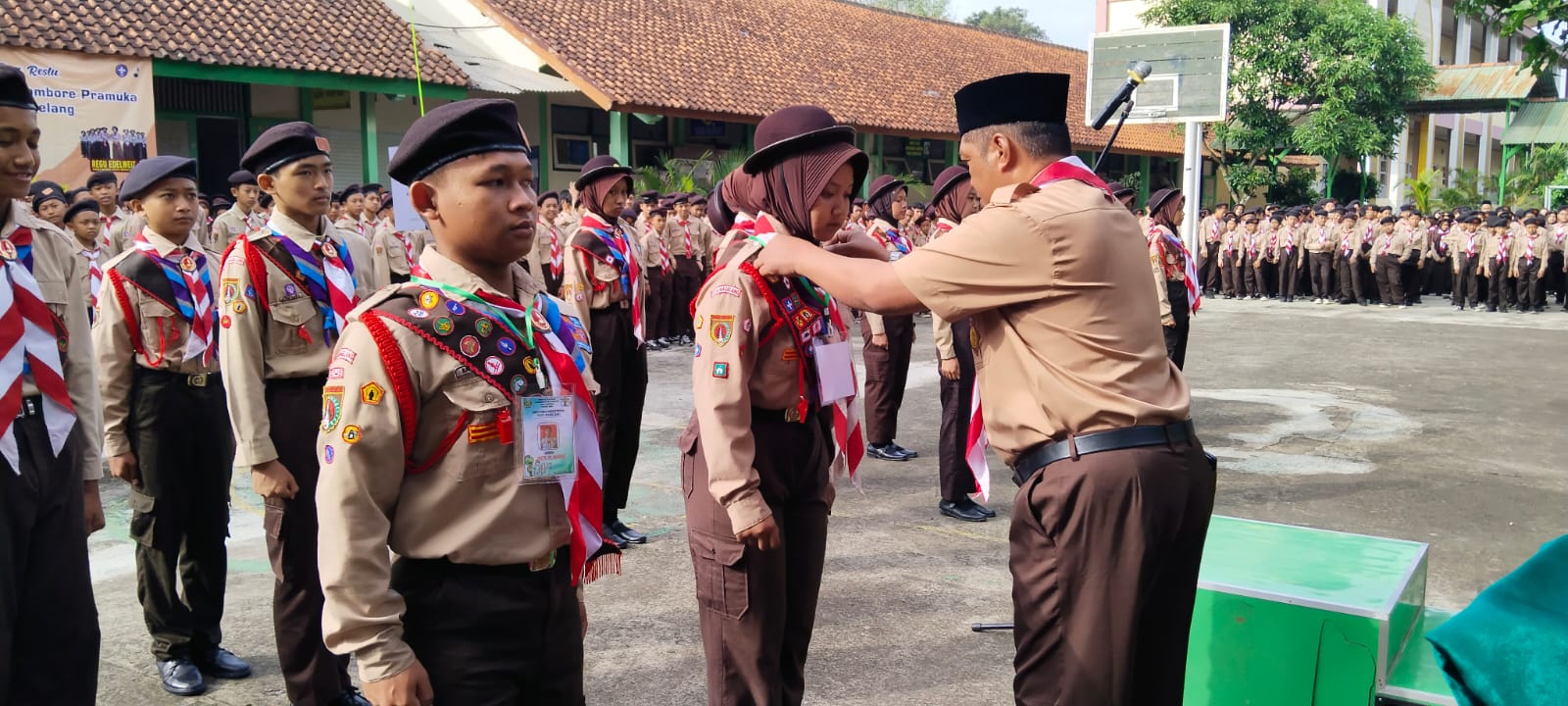 Kalungkan ID Peserta Jambore, Tandai Pelepasan Kontingen Pramuka MTS Kota Magelang ke Tingkat Provinsi