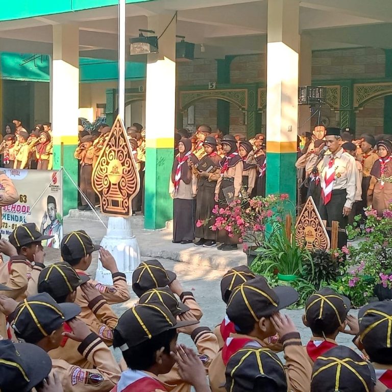 Peringati Hari Pramuka, MIN 1 Kendal Gelar Upacara Diikuti Lebih dari 900 Peserta