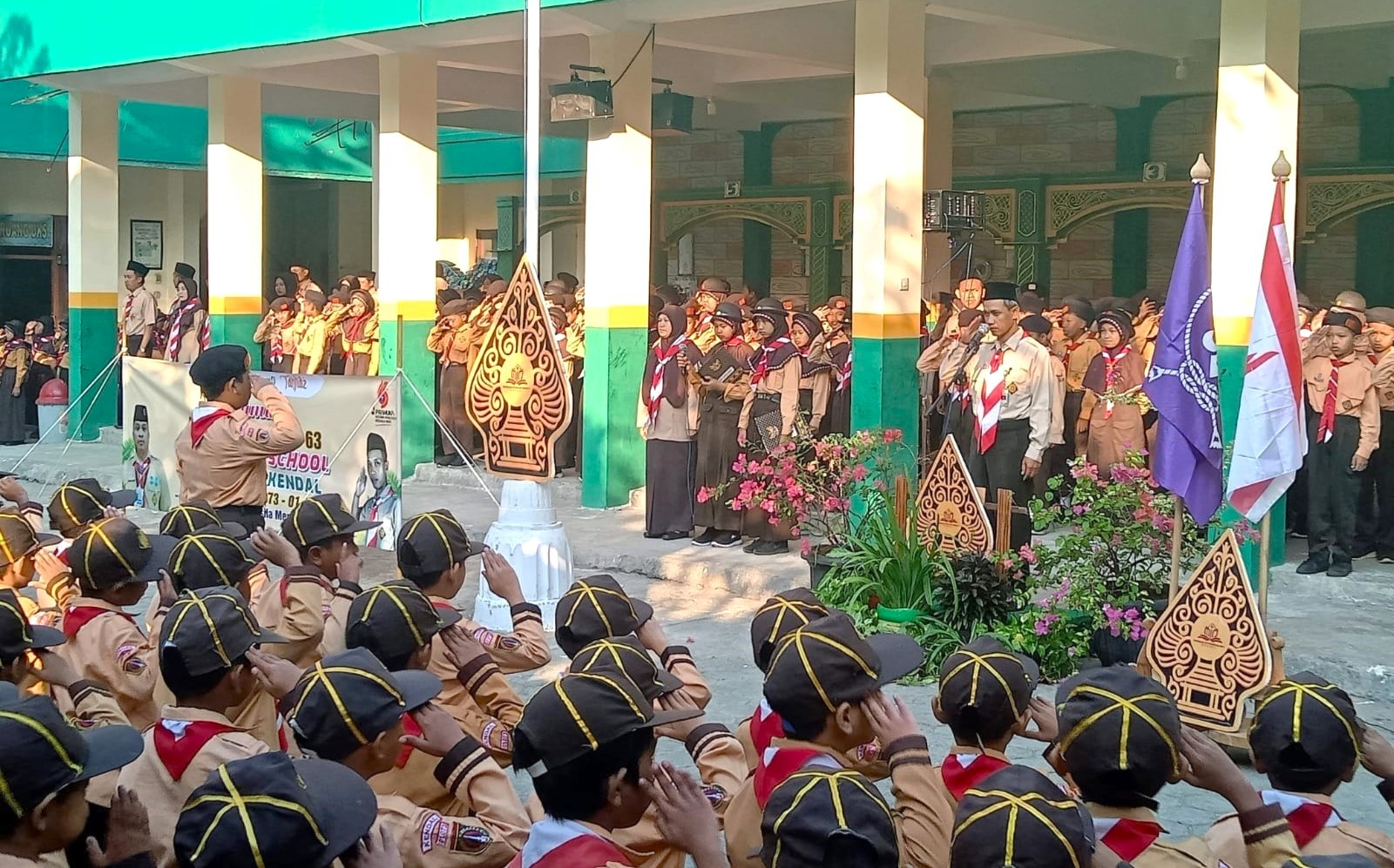 Peringati Hari Pramuka, MIN 1 Kendal Gelar Upacara Diikuti Lebih dari 900 Peserta