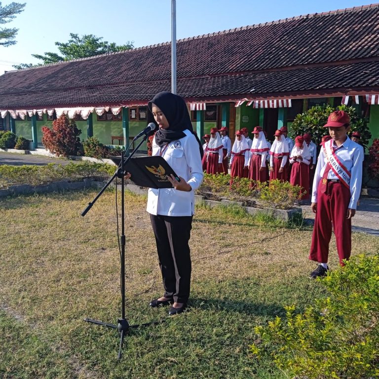 BNN Kendal Hadiri Upacara Bendera di MIN 2 Kendal