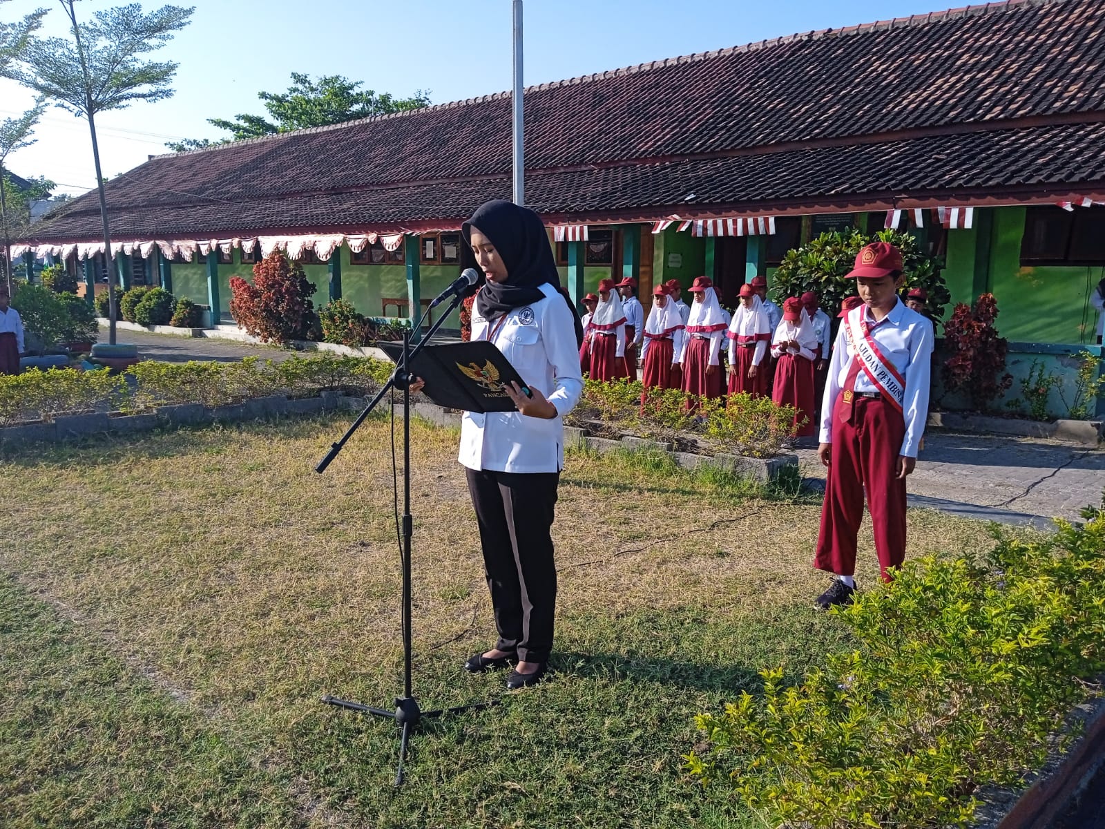 BNN Kendal Hadiri Upacara Bendera di MIN 2 Kendal