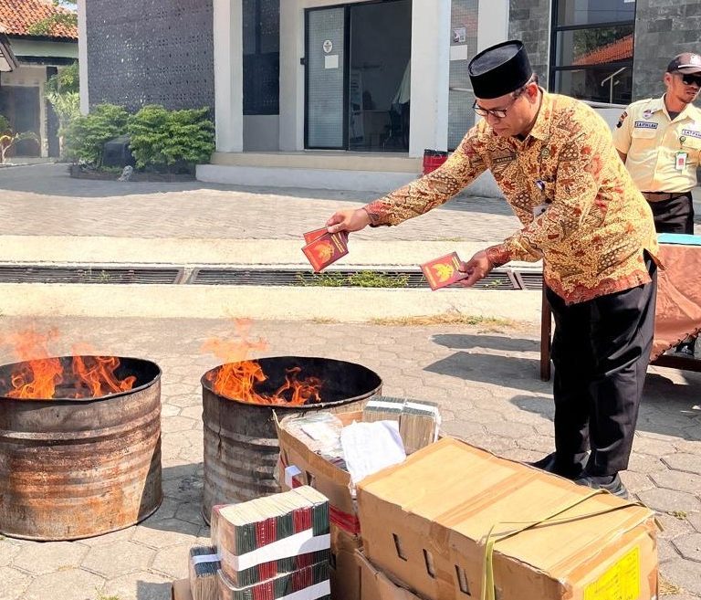 Kankemenag Kendal Gelar Pemusnahan 17.919 Buku Nikah dan Duplikat Nikah