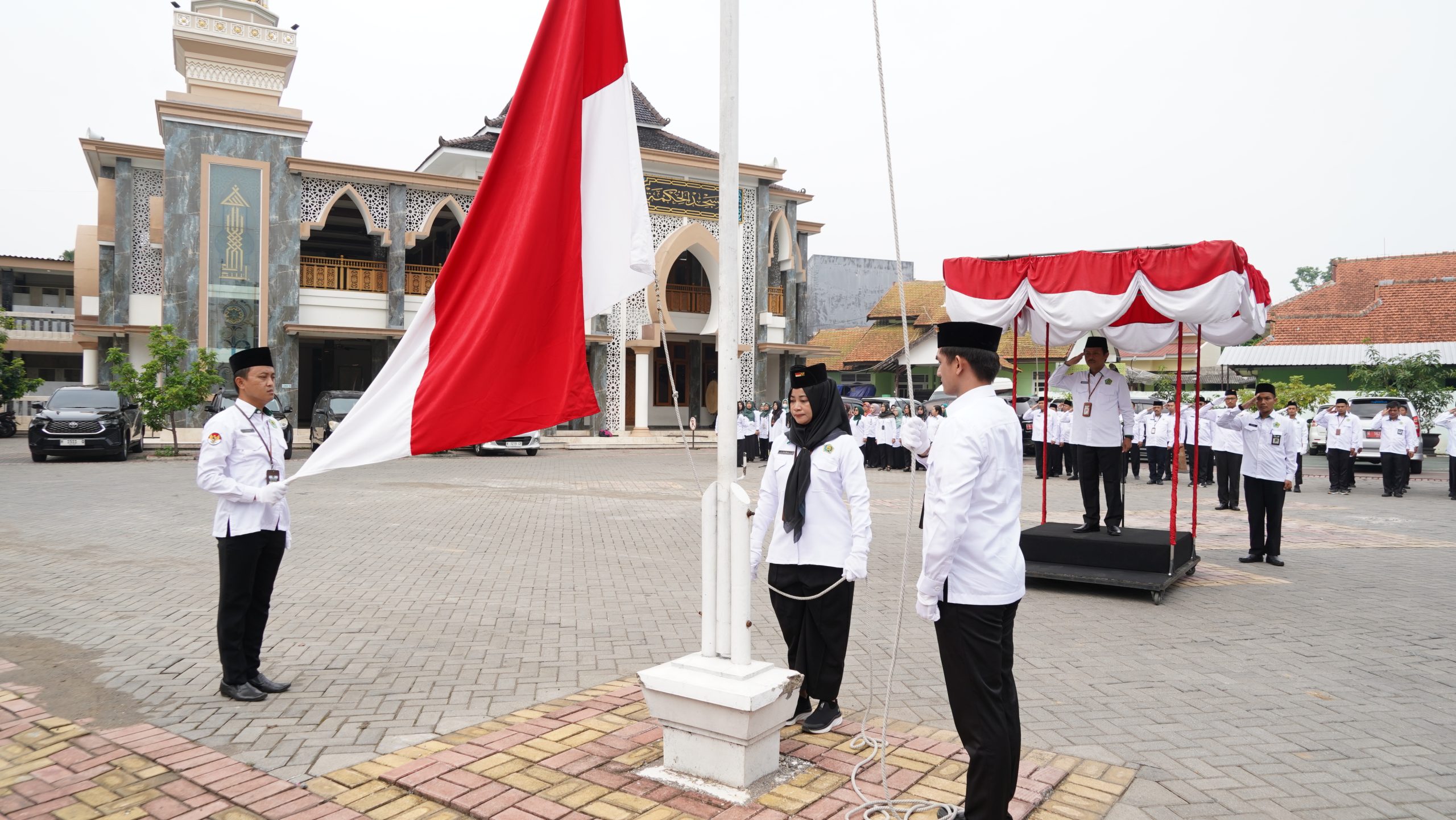 Peringatan Hari Guru Nasional 2024, Momentum Wujudkan Guru-Guru Hebat Indonesia