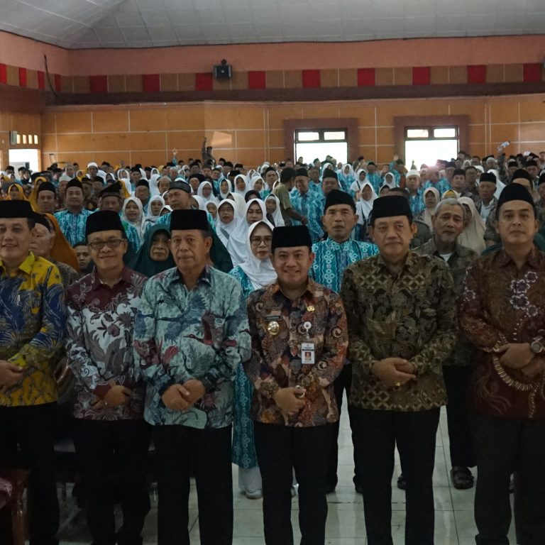 Ikuti Manasik Bersama Ratusan Calon Jamaah Haji Kabupaten Pekalongan, Surati (88) dan Hanie (18) Jadi Sorotan Inspiratif