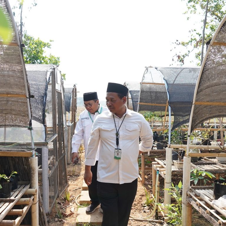 Dukung Peningkatan Kualitas Madrasah, Tim Kurikulum Kanwil Kemenag Jateng Tinjau Praktik Baik di MIN 7 Demak