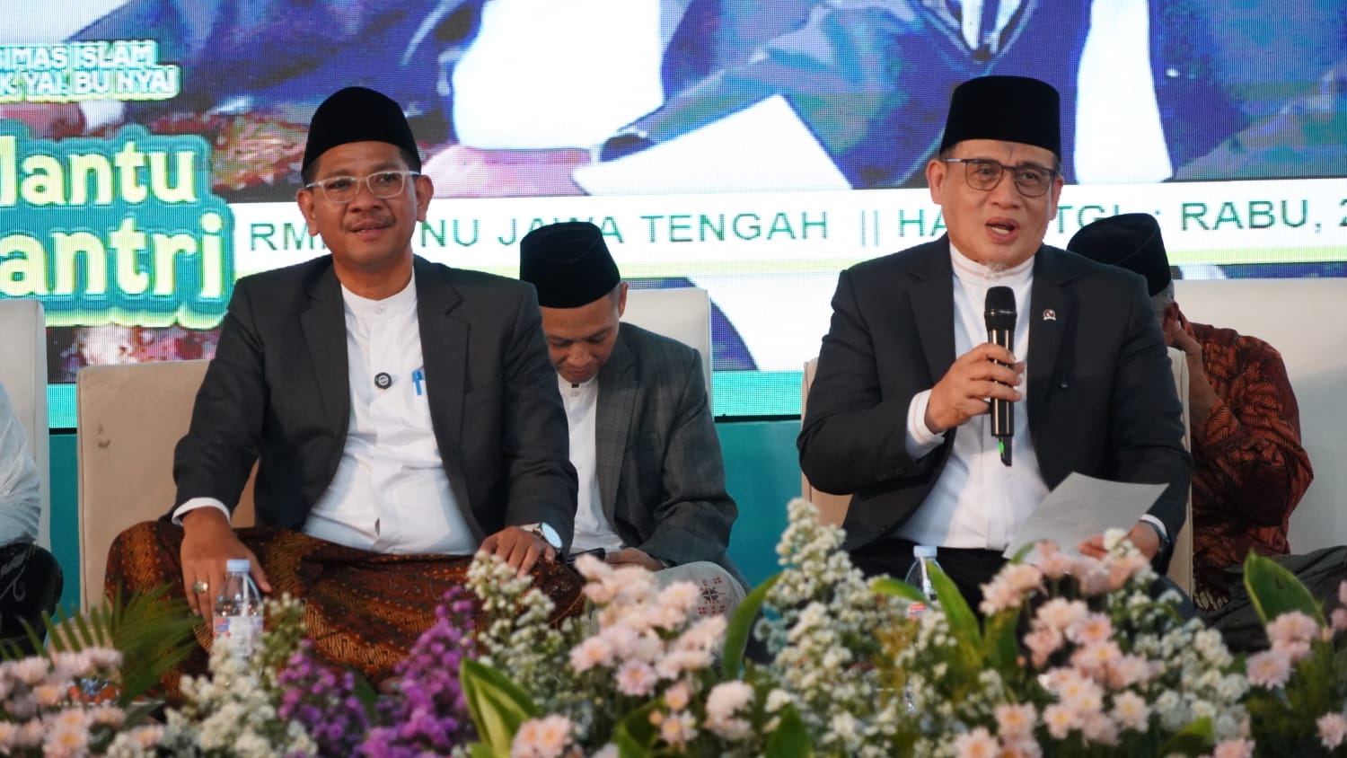 Wamenag RI Bagikan 3 Kunci ini Perihal Rumah Tangga ke Pengantin Nikah Massal Pak Yai dan Bu Nyai